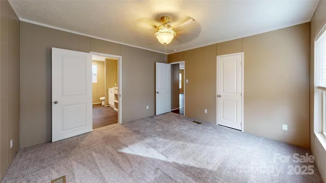 a view of empty room with a ceiling fan