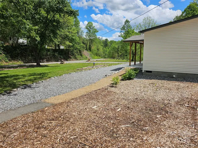 a view of a backyard