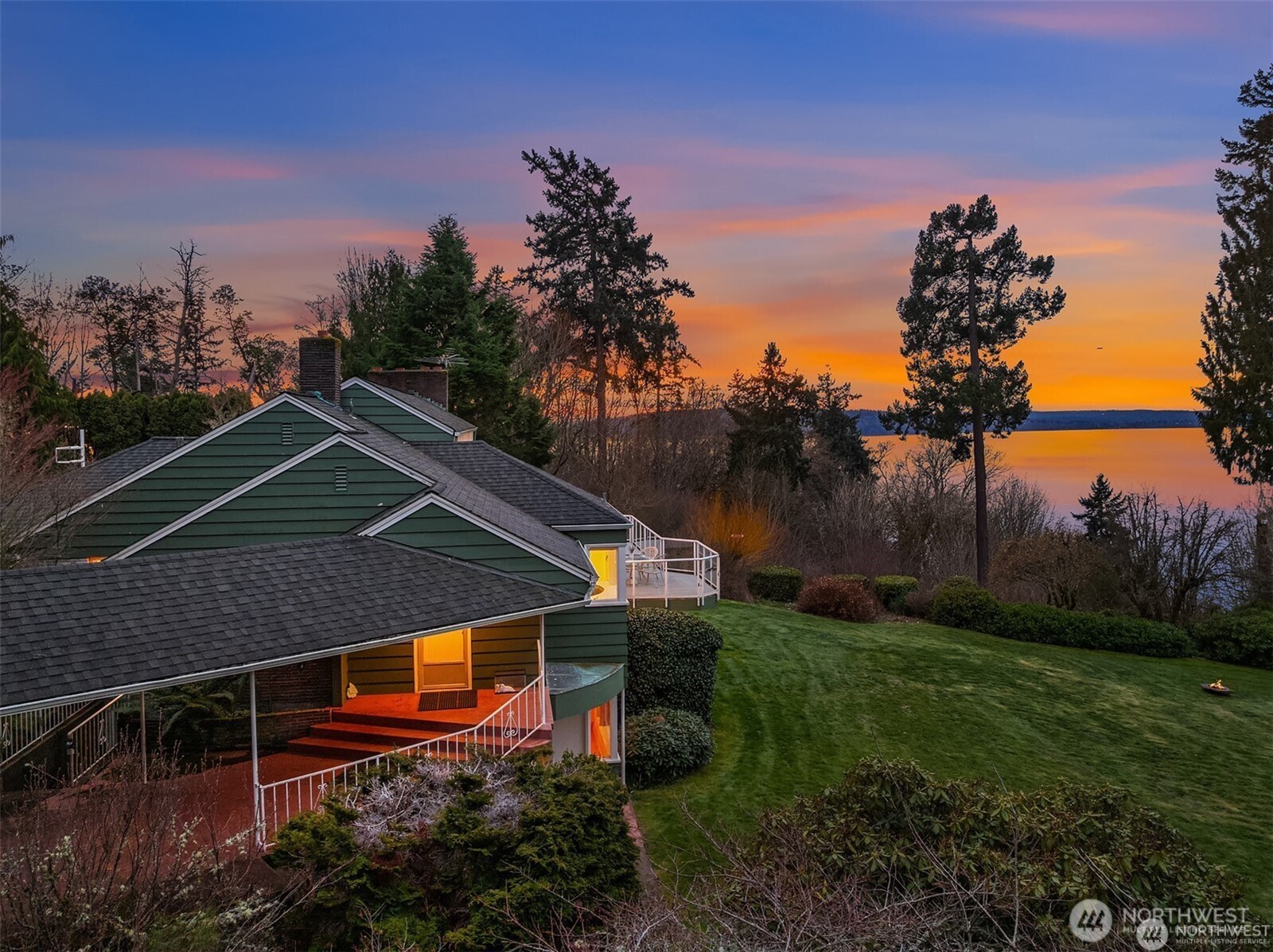 727 Southwest 199th Place Normandy Park, WA 98166 - Photo 35 of 38 a backyard of a house with lots of green space