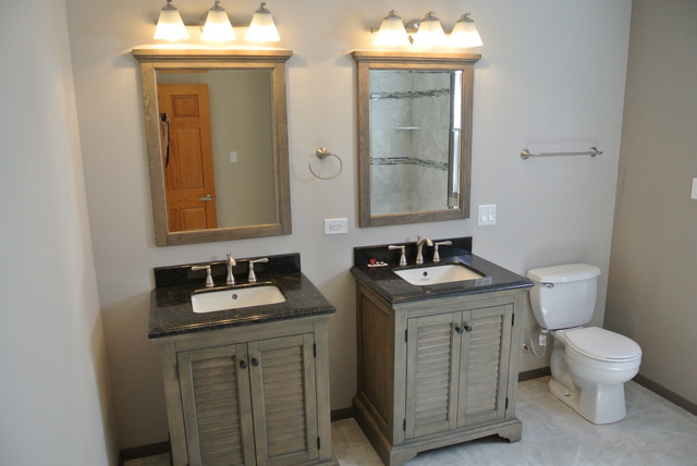 10549 Oak Park Avenue Chicago Ridge, IL 60415 - Photo 14 of 25 a bathroom with a toilet sink and mirror