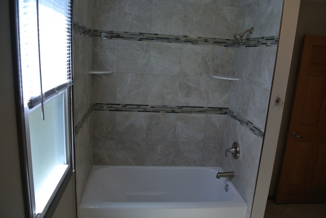 10549 Oak Park Avenue Chicago Ridge, IL 60415 - Photo 15 of 25 a close view of a bathtub in bathroom