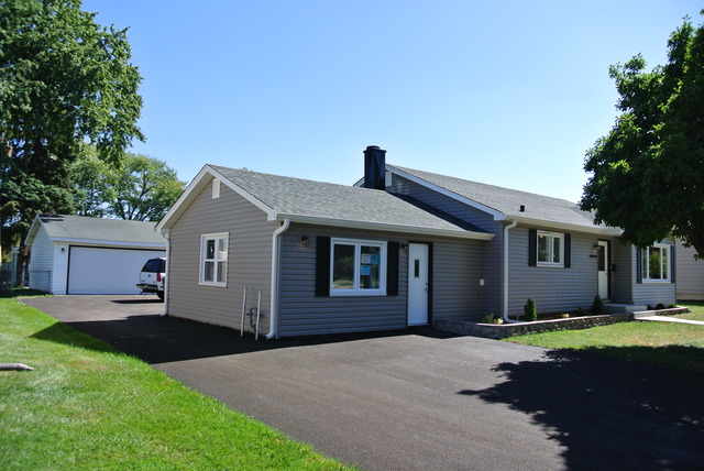 10549 Oak Park Avenue Chicago Ridge, IL 60415 - Photo 3 of 25 a front view of a house with a yard