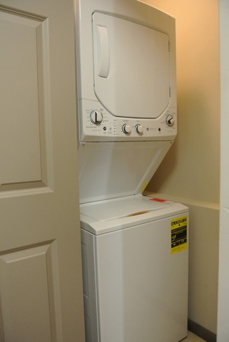 10549 Oak Park Avenue Chicago Ridge, IL 60415 - Photo 21 of 25 a utility room with dryer and washer