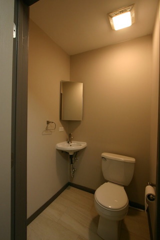 10549 Oak Park Avenue Chicago Ridge, IL 60415 - Photo 22 of 25 a bathroom with a toilet sink and mirror
