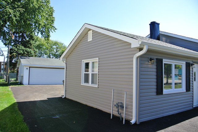 10549 Oak Park Avenue Chicago Ridge, IL 60415 - Photo 4 of 25 a view of a house with a yard