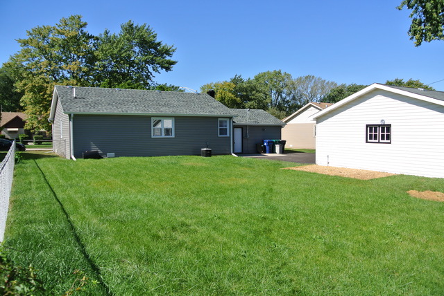 10549 Oak Park Avenue Chicago Ridge, IL 60415 - Photo 6 of 25 a house view with a garden space