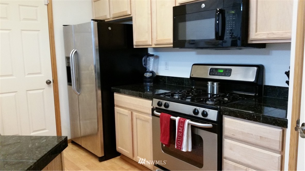 18885 108th Lane Southeast Renton, WA 98055 - Photo 5 of 12 Gallery Image 5