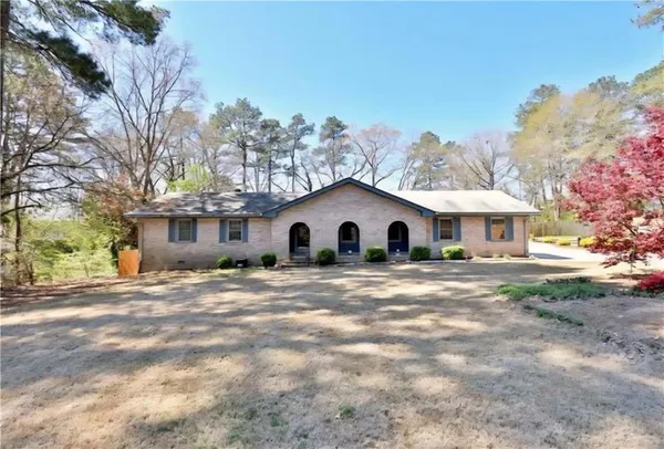 a view of a house with a yard