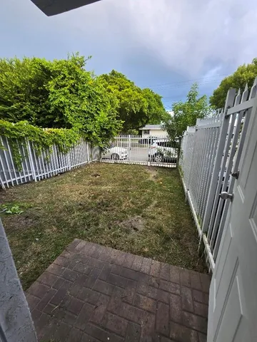 a view of a backyard