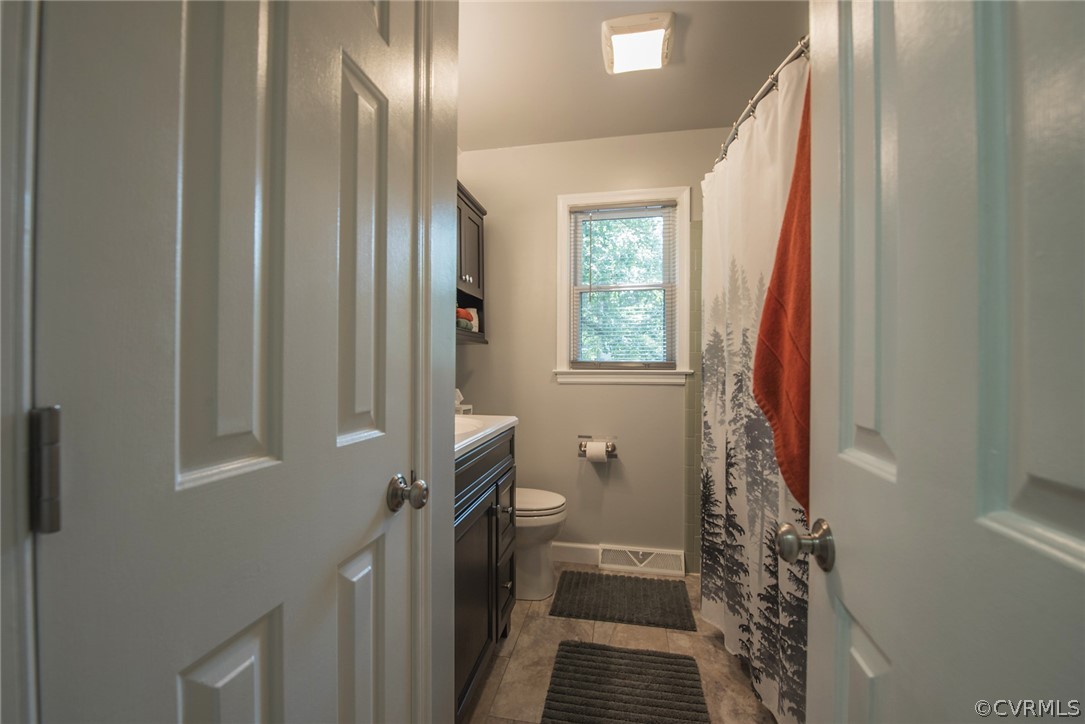 15501 Saddlebrook Road Chesterfield, VA 23838 - Photo 24 of 44 a bathroom with a bathtub and shower