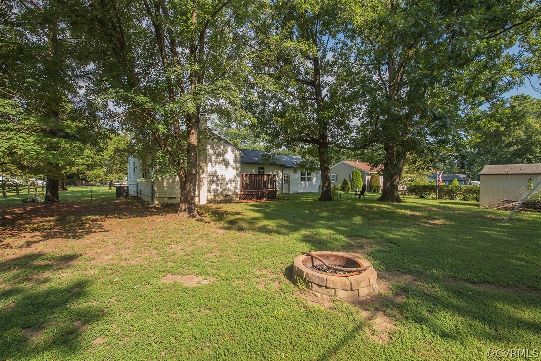 15501 Saddlebrook Road Chesterfield, VA 23838 - Photo 41 of 44 a backyard of a house with table and chairs