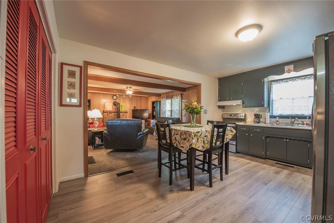 15501 Saddlebrook Road Chesterfield, VA 23838 - Photo 10 of 44 a kitchen with a table and chairs in it