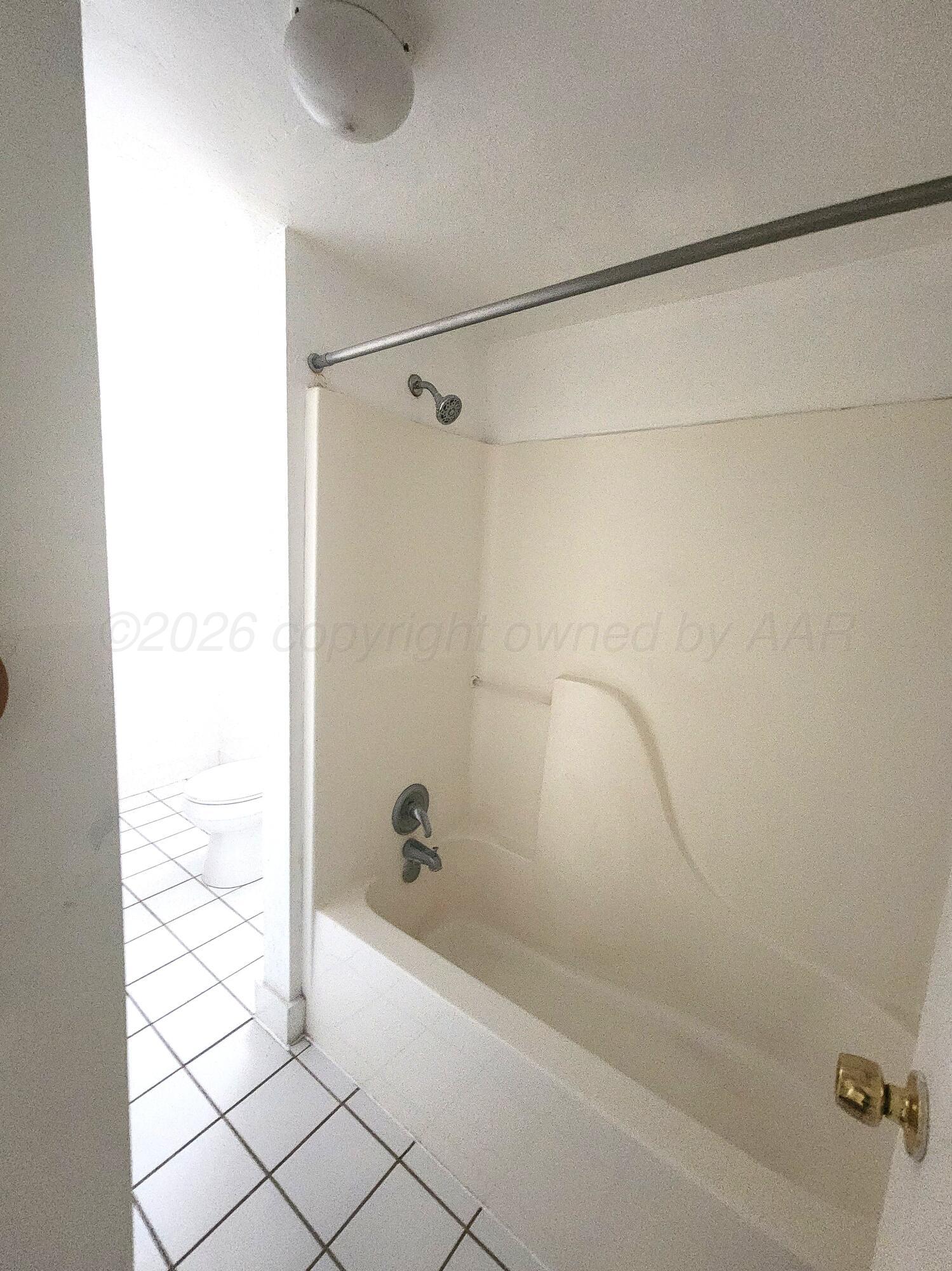 1108 South Lincoln Street Amarillo, TX 79101 - Photo 21 of 25 a bathroom with a bathtub