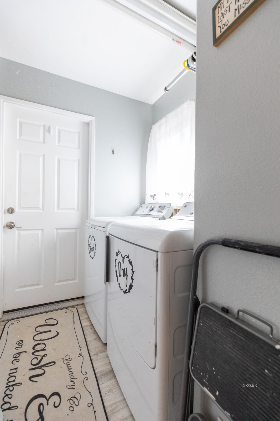 135 Brown Road Inyokern, CA 93527 - Photo 20 of 46 a utility room with dryer and washer