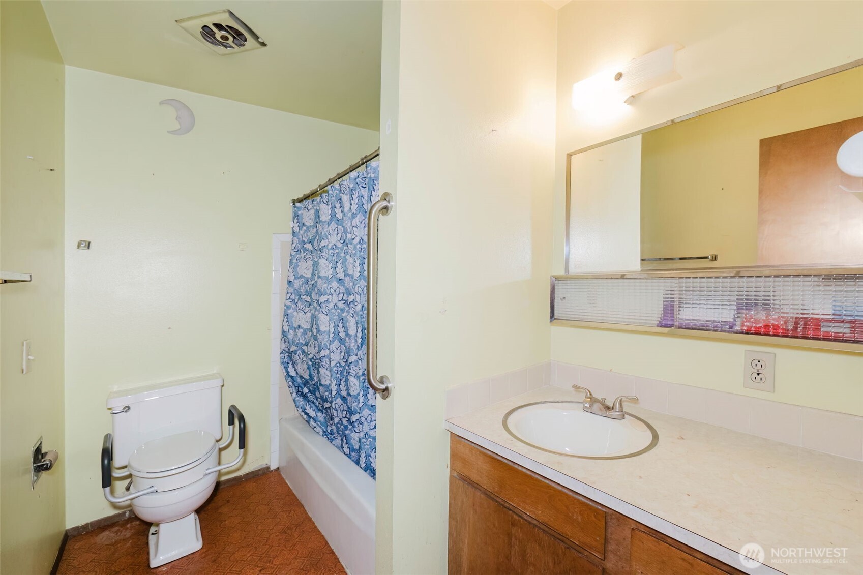 567 Juniper Street Bremerton, WA 98310 - Photo 17 of 37 a bathroom with a sink a toilet and shower