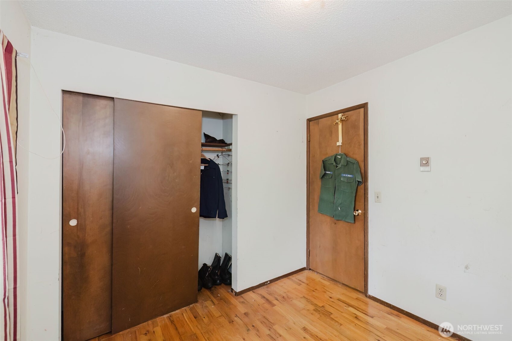 567 Juniper Street Bremerton, WA 98310 - Photo 20 of 37 an empty room with closet and mirror