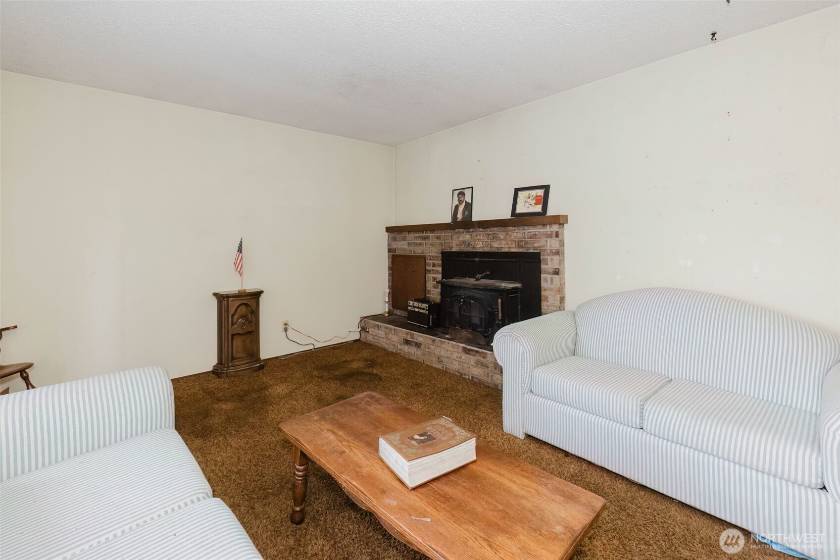 567 Juniper Street Bremerton, WA 98310 - Photo 4 of 37 a living room with furniture