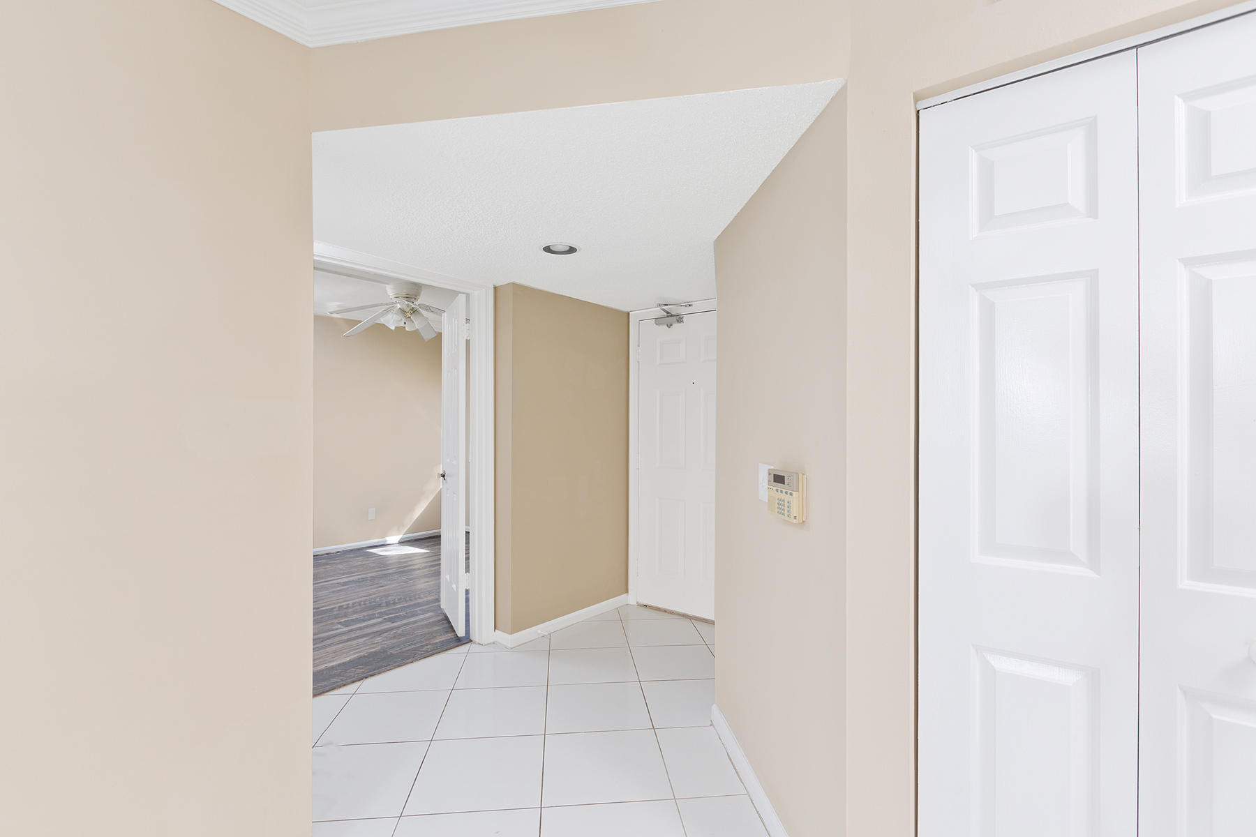 5520 Coach House Circle, Unit B Boca Raton, FL 33486 - Photo 14 of 32 16_Foyer