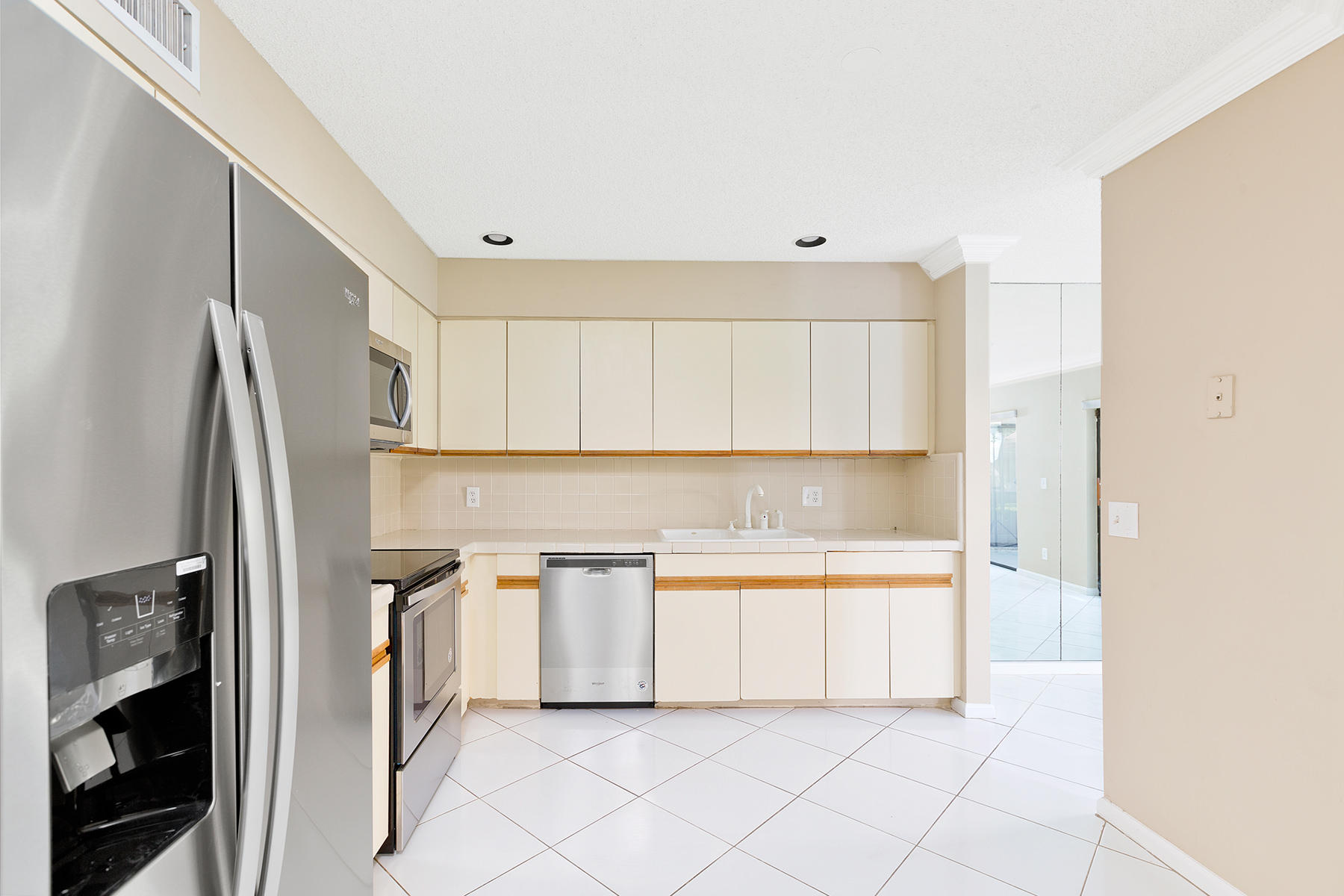 5520 Coach House Circle, Unit B Boca Raton, FL 33486 - Photo 17 of 32 13_Kitchen_2