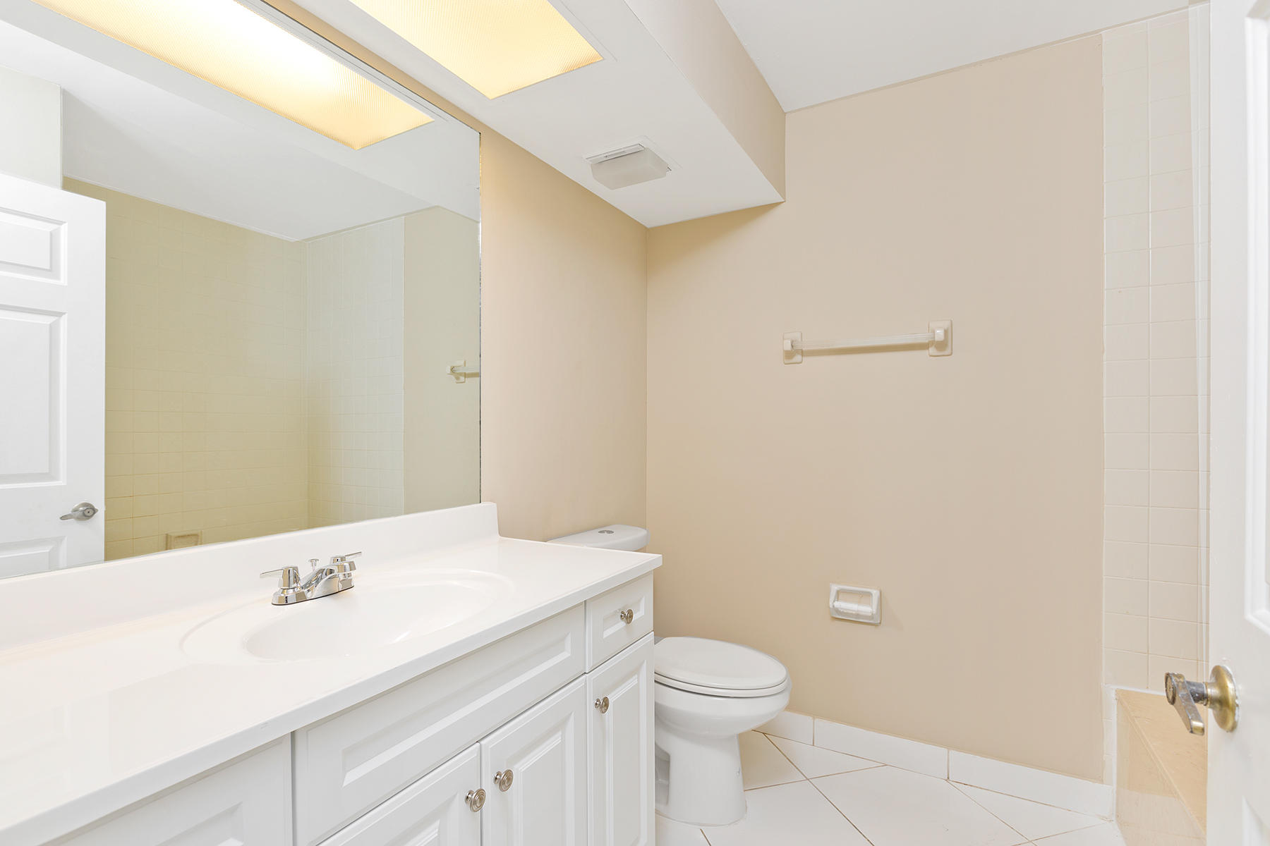 5520 Coach House Circle, Unit B Boca Raton, FL 33486 - Photo 22 of 32 19_Bathroom