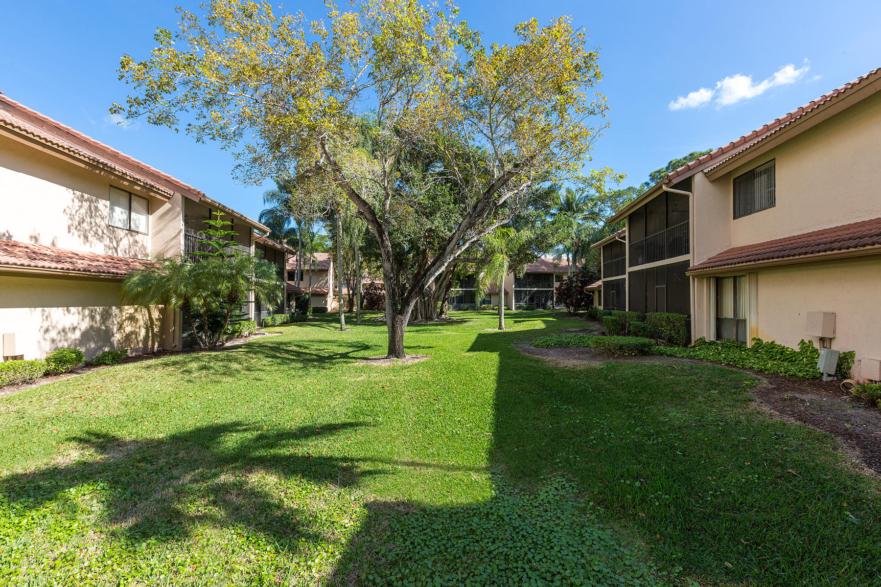 5520 Coach House Circle, Unit B Boca Raton, FL 33486 - Photo 26 of 32 06_Backyard_1