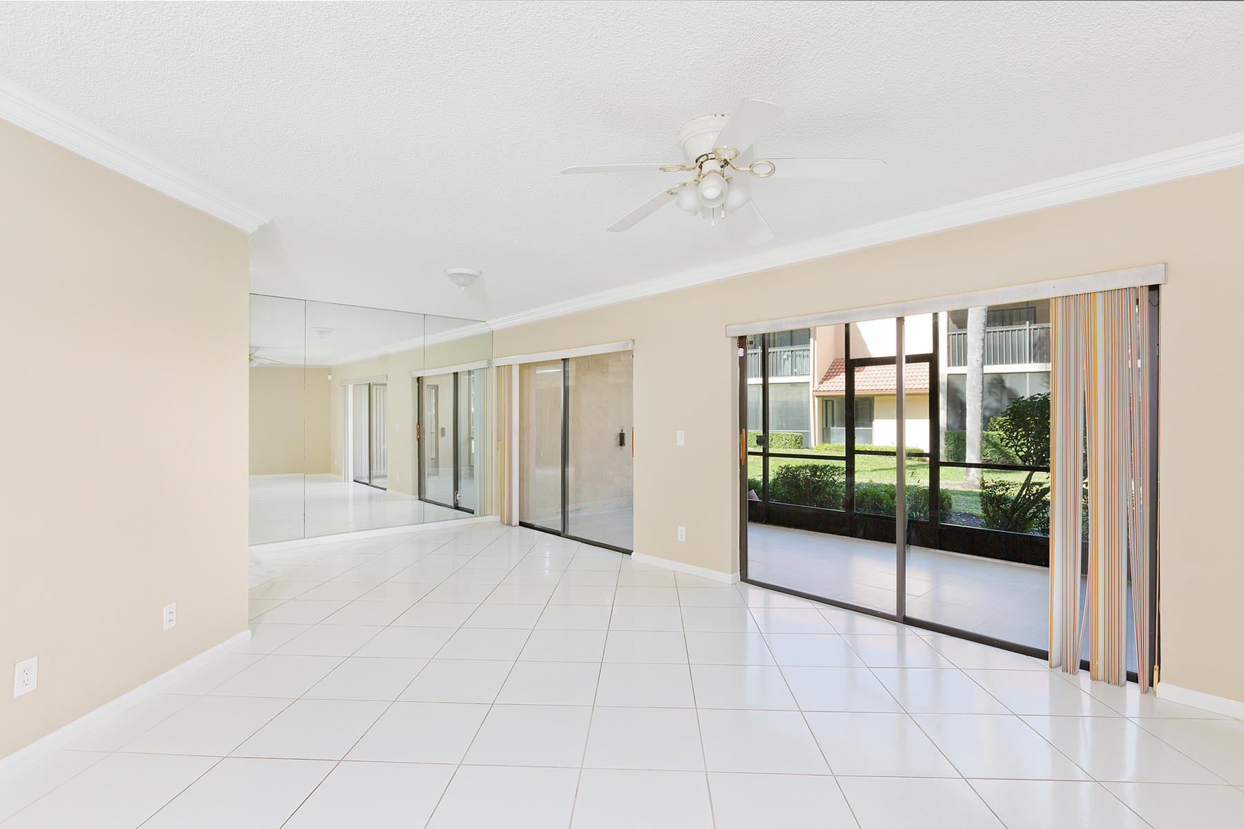 5520 Coach House Circle, Unit B Boca Raton, FL 33486 - Photo 5 of 32 10_Livingroom_1