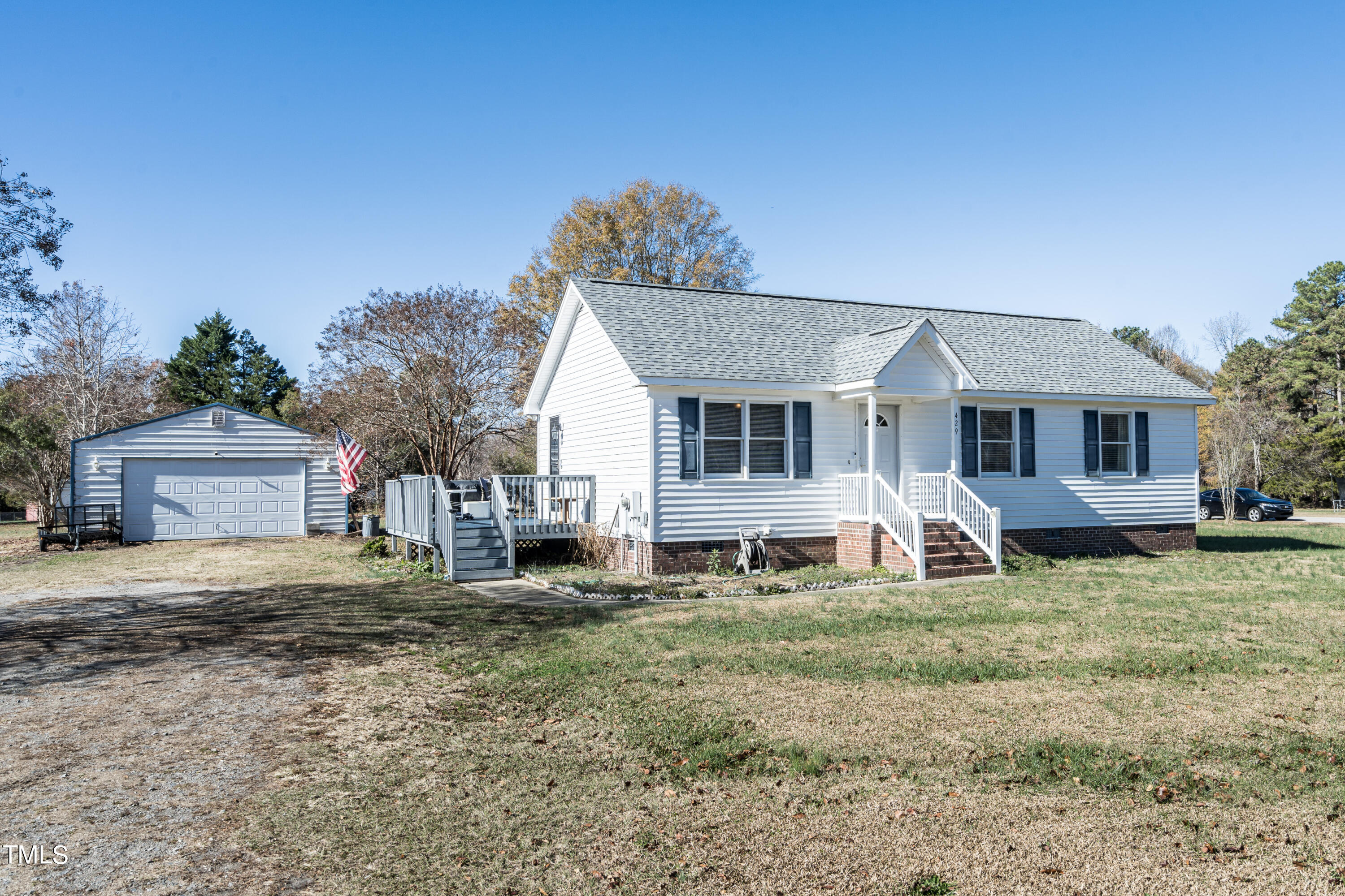 a view of a yard with a house and a yard