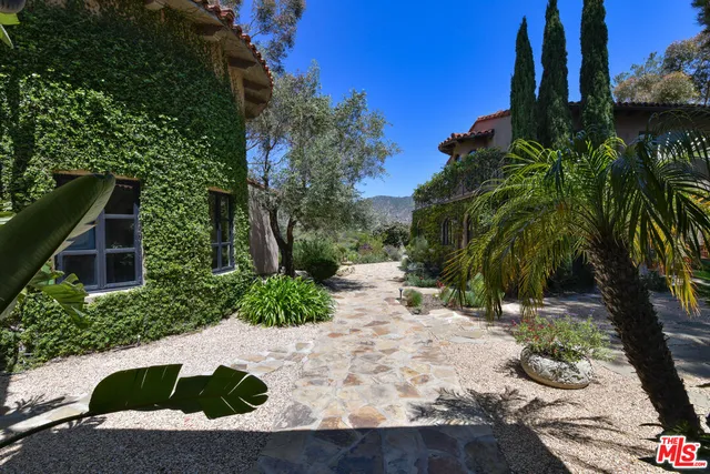 a view of entryway and hall