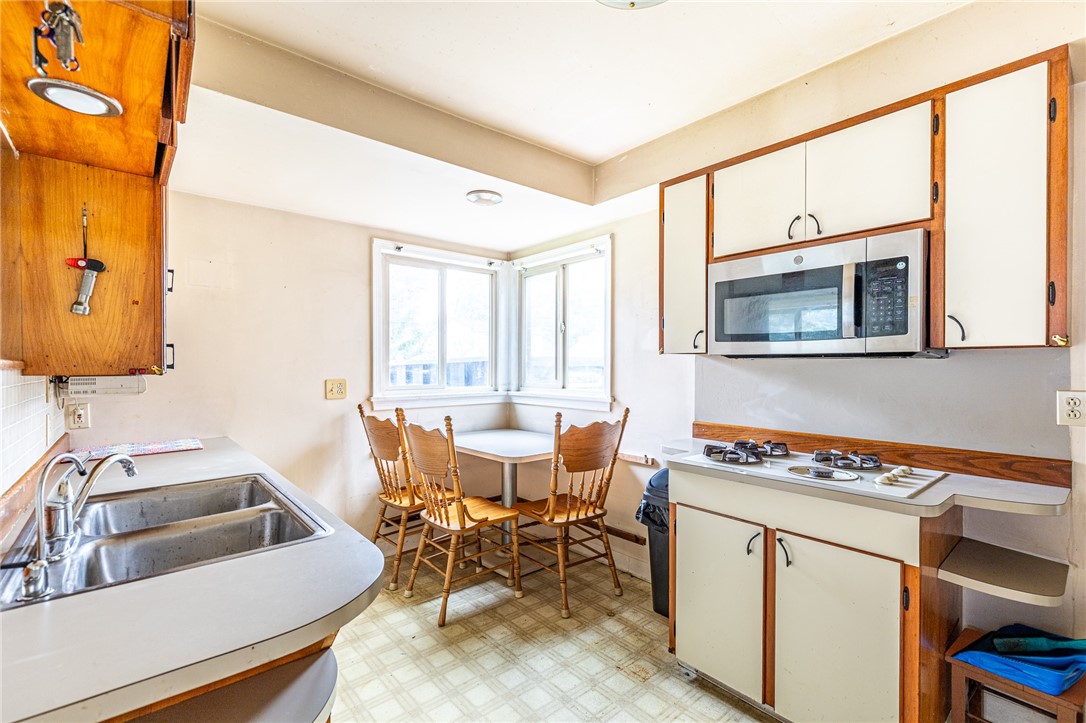 909 Whitlock Road Irondequoit, NY 14609 - Photo 5 of 19 Gallery Image 5