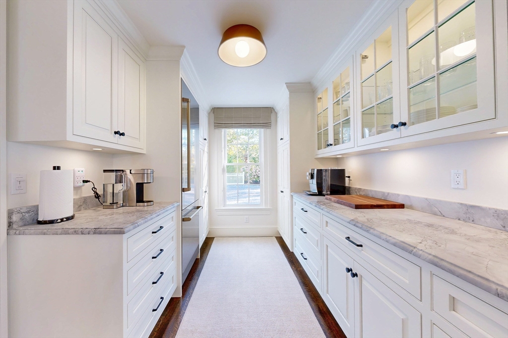 67 Farm Street Dover, MA 02030 - Photo 11 of 41
