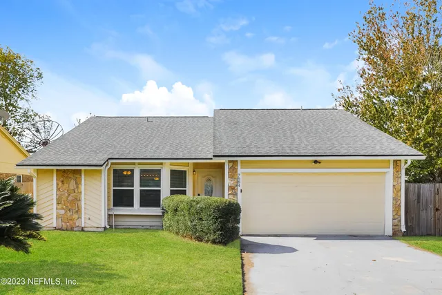 a view of front a house with a yard