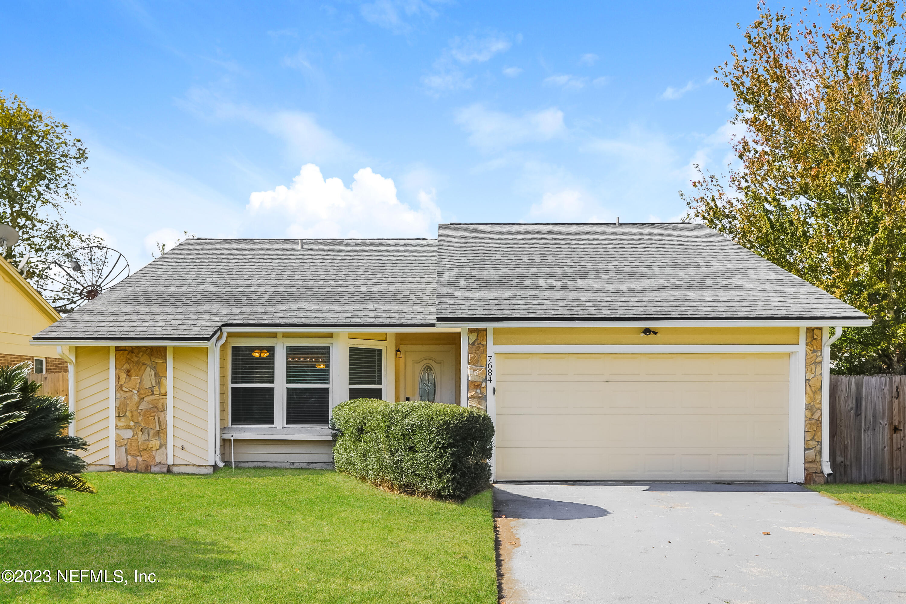 a view of front a house with a yard