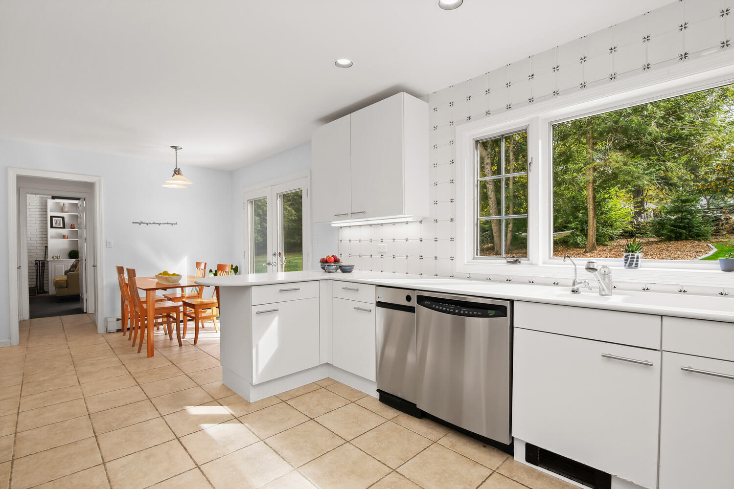 57 Laurel Road New Canaan, CT 06840 - Photo 8 of 29 Bright, spacious Kitchen