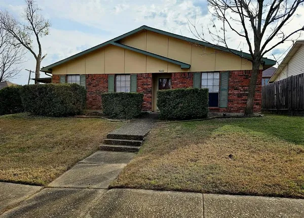 a view of a yard in front of a house