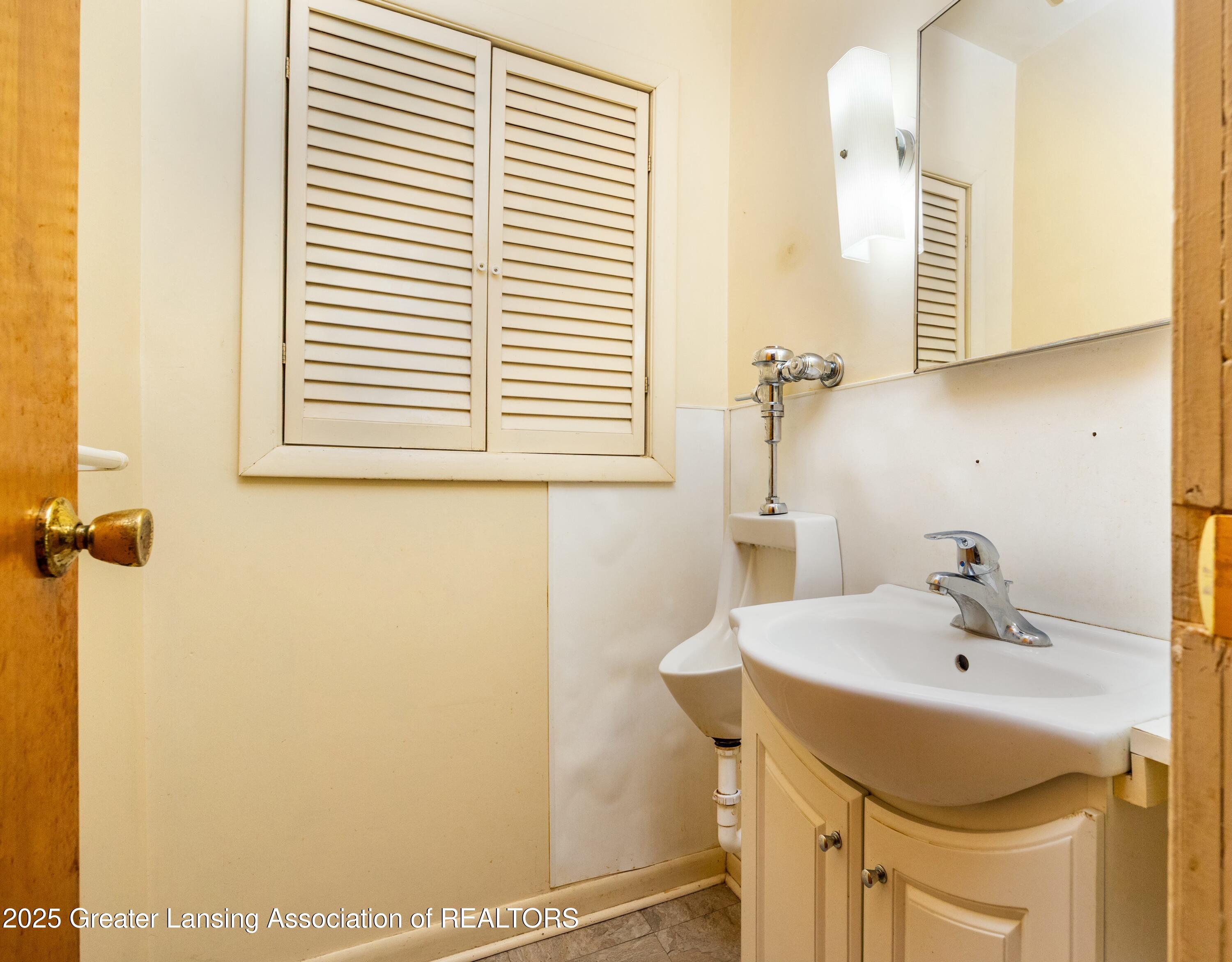 11740 South Broadbent Road Lansing, MI 48917 - Photo 18 of 26 Half Bathroom