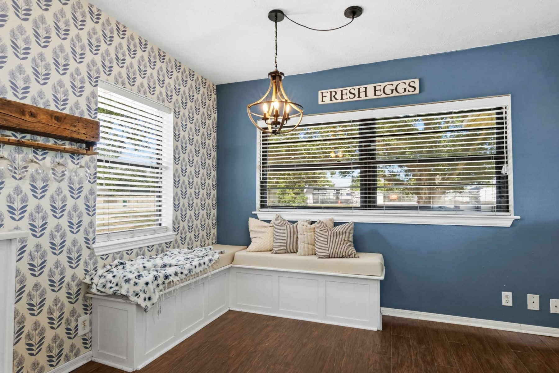2926 Beverly Road Pasadena, TX 77503 - Photo 12 of 23 Breakfast room with built in seating.