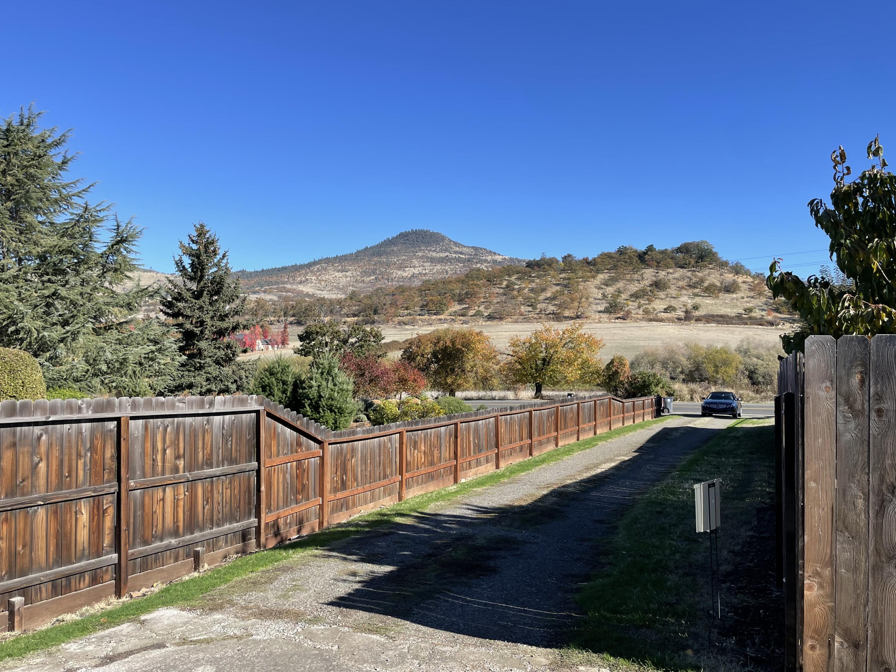 713 Pierce Road Medford, OR 97504 - Photo 3 of 25 713 - 2