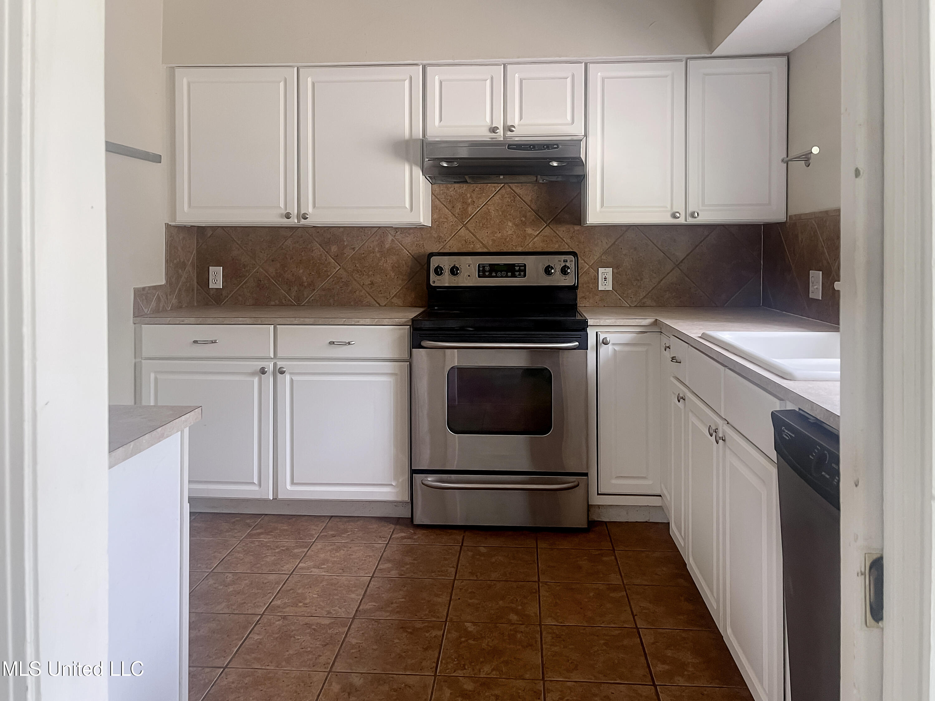 1078 Meadowbrook Road Jackson, MS 39206 - Photo 5 of 14 IMG_4977