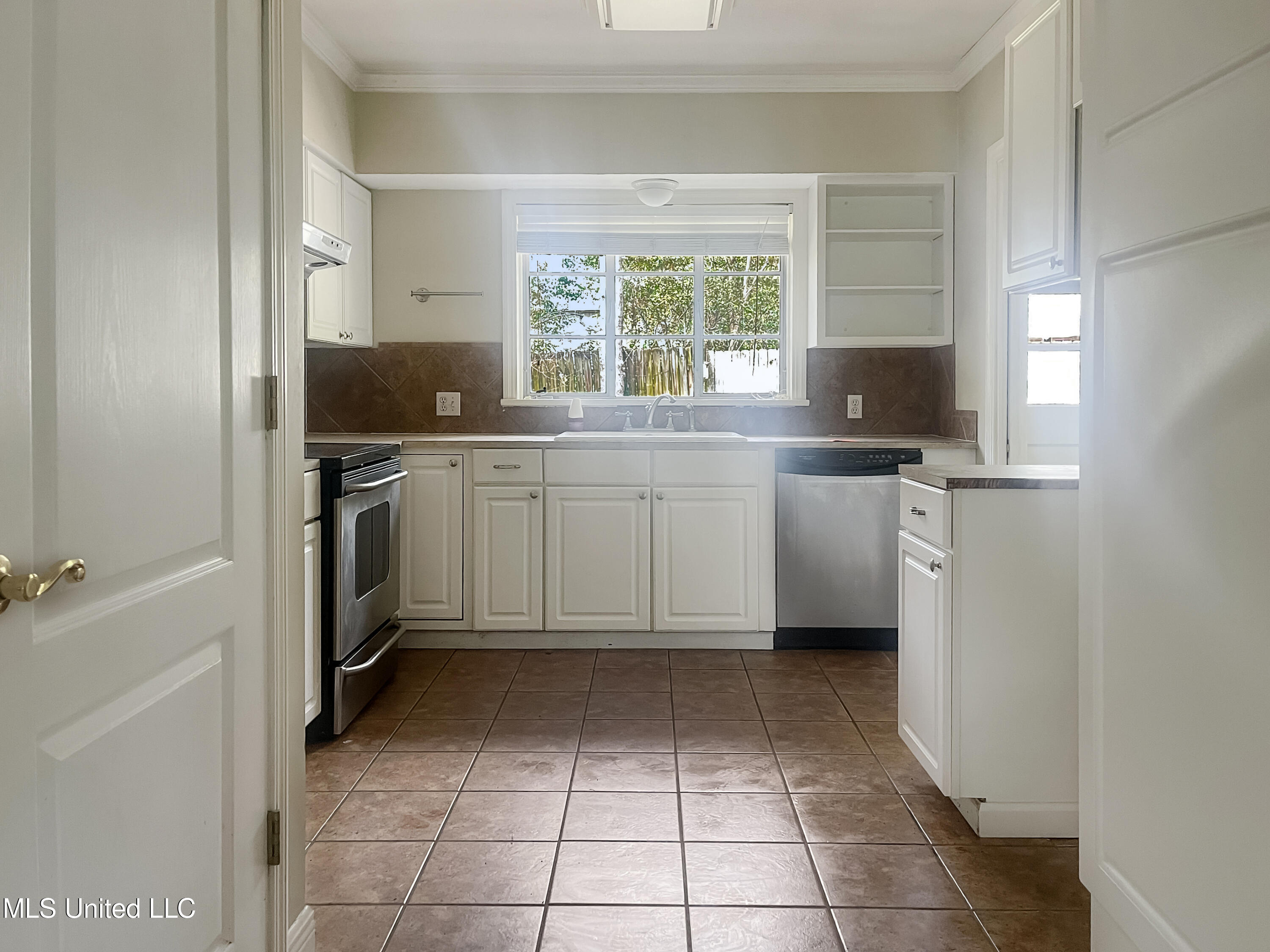 1078 Meadowbrook Road Jackson, MS 39206 - Photo 6 of 14 IMG_4974