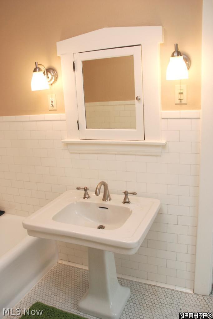 2472 Overlook Road, Unit 9 Cleveland, OH 44106 - Photo 11 of 12 Pretty pedestal sink in the in-suite Master Bath....