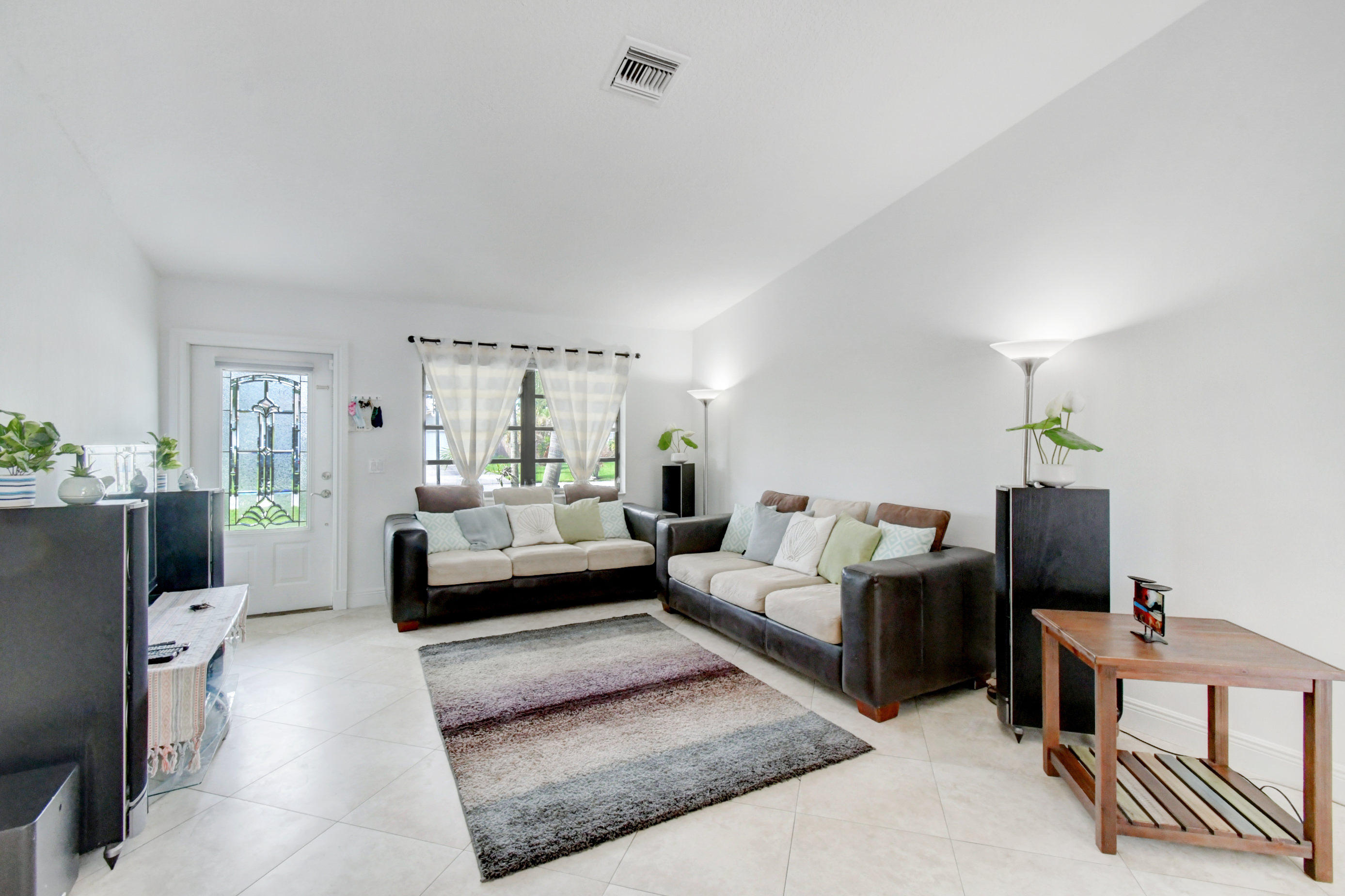 5138 Oak Hill Road Delray Beach, FL 33484 - Photo 18 of 58 Living Room