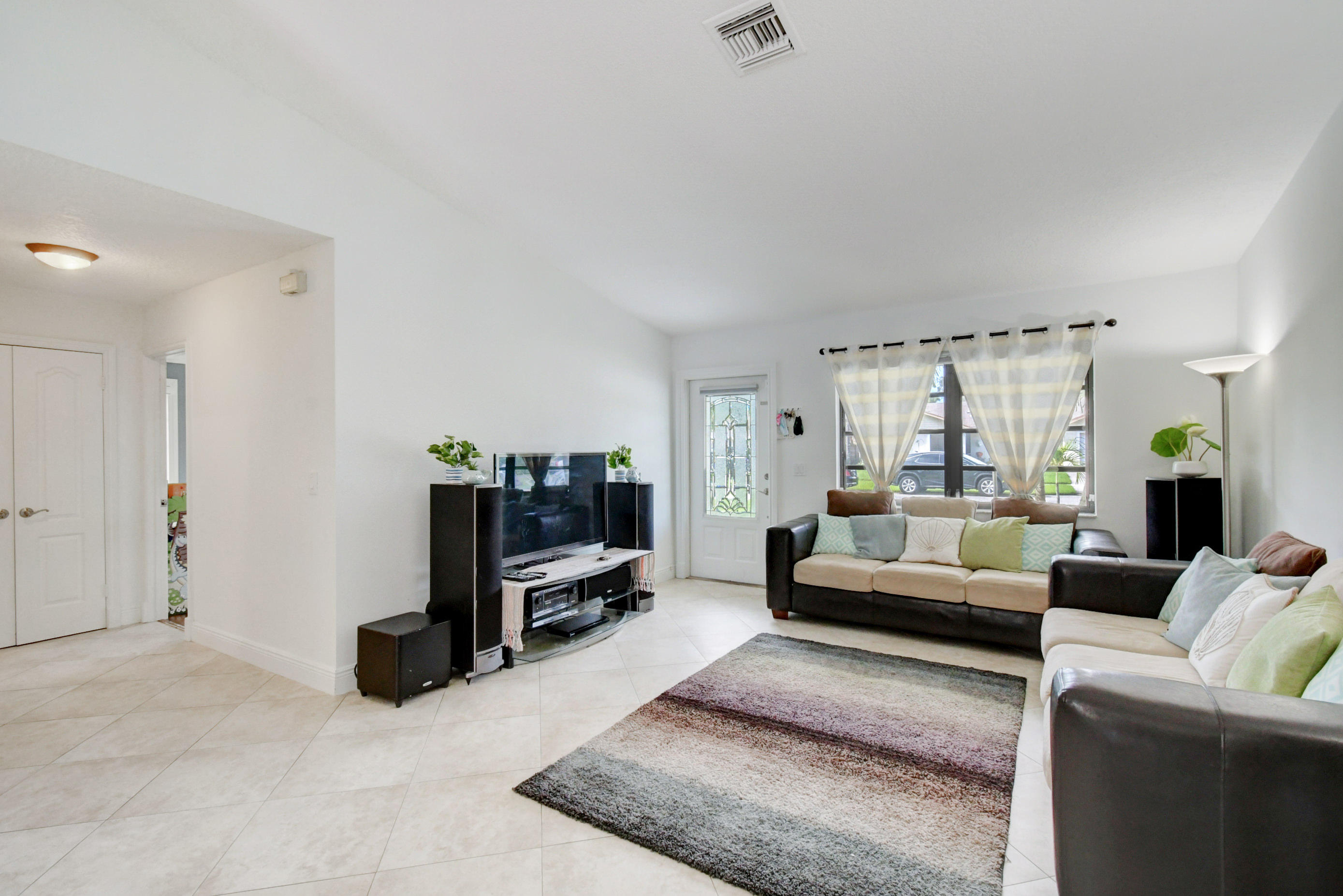 5138 Oak Hill Road Delray Beach, FL 33484 - Photo 19 of 58 Living Room