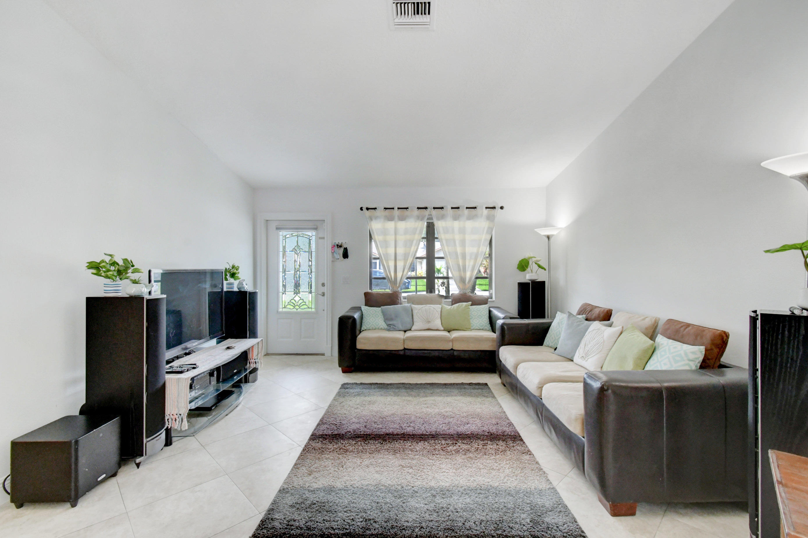 5138 Oak Hill Road Delray Beach, FL 33484 - Photo 20 of 58 Living Room
