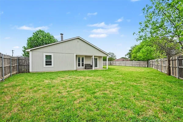 a view of a house with backyard and garden