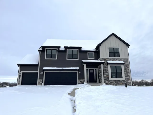 $839,900 | N58-w25914 Autumn Court, Lisbon, WI 53089