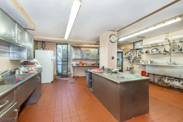 a kitchen that has a lot of cabinets in it