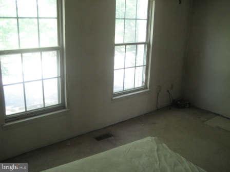 7811 Paddock Way Baltimore, MD 21244 - Photo 9 of 15 an empty room with a window