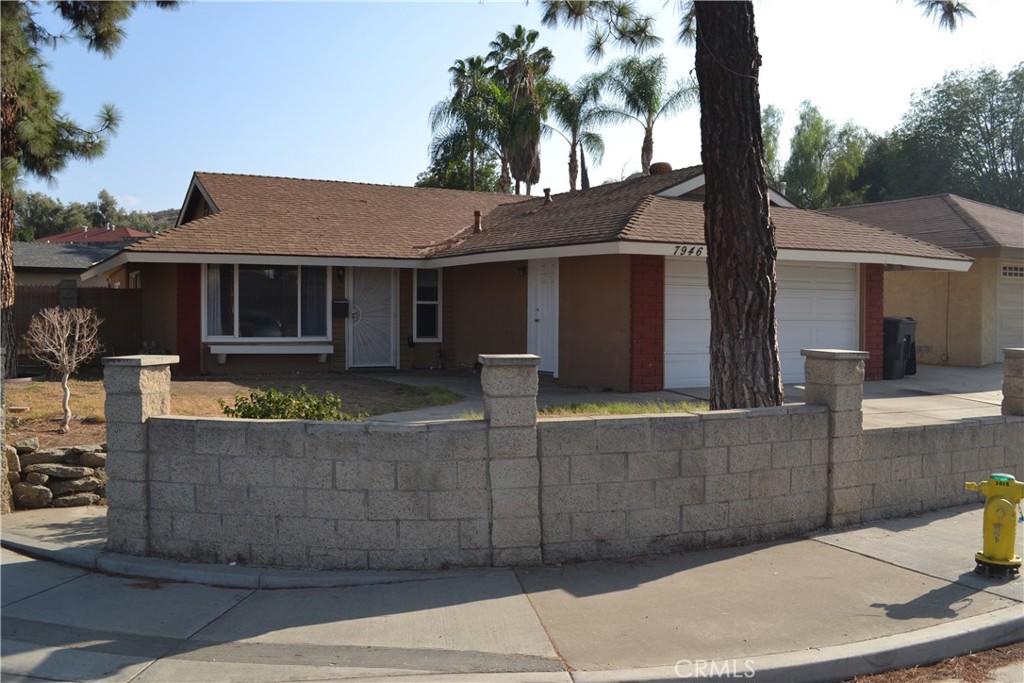 a view of a house with a backyard