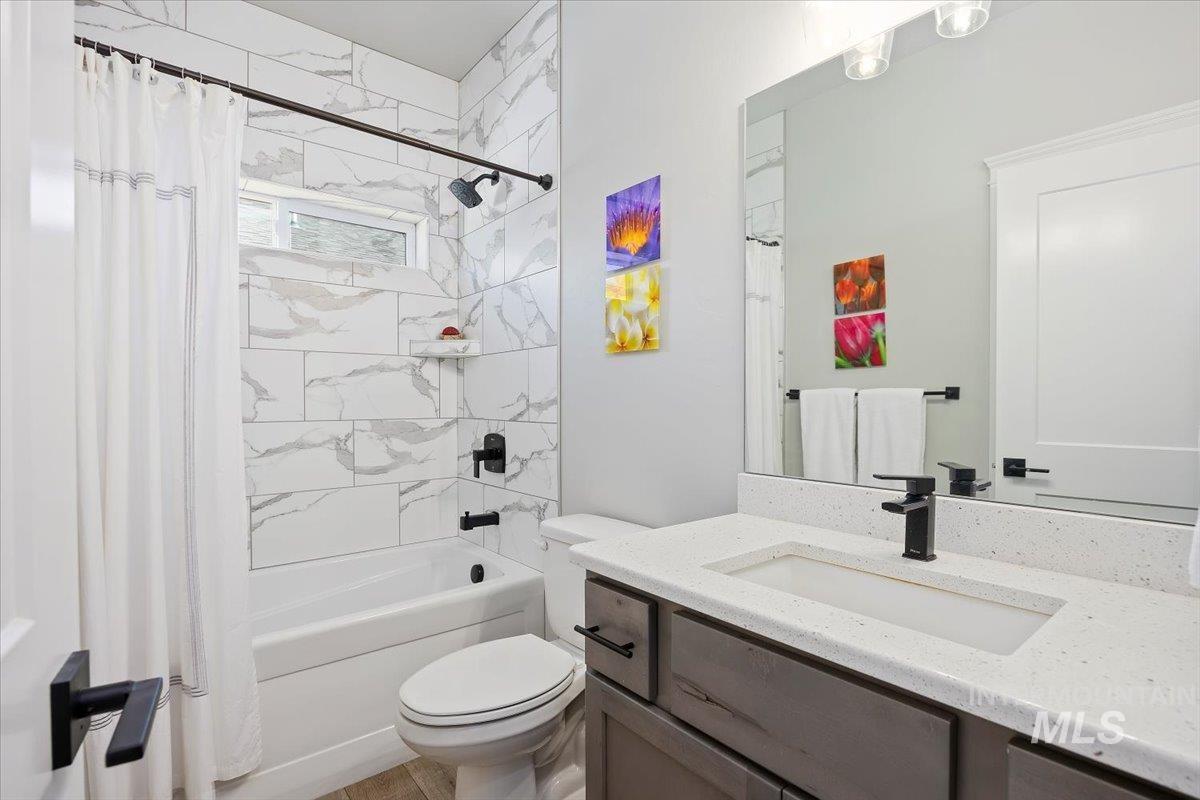 1436 Jump Street Twin Falls, ID 83301 - Photo 22 of 35 Full bath with shower / bath combo and vanity