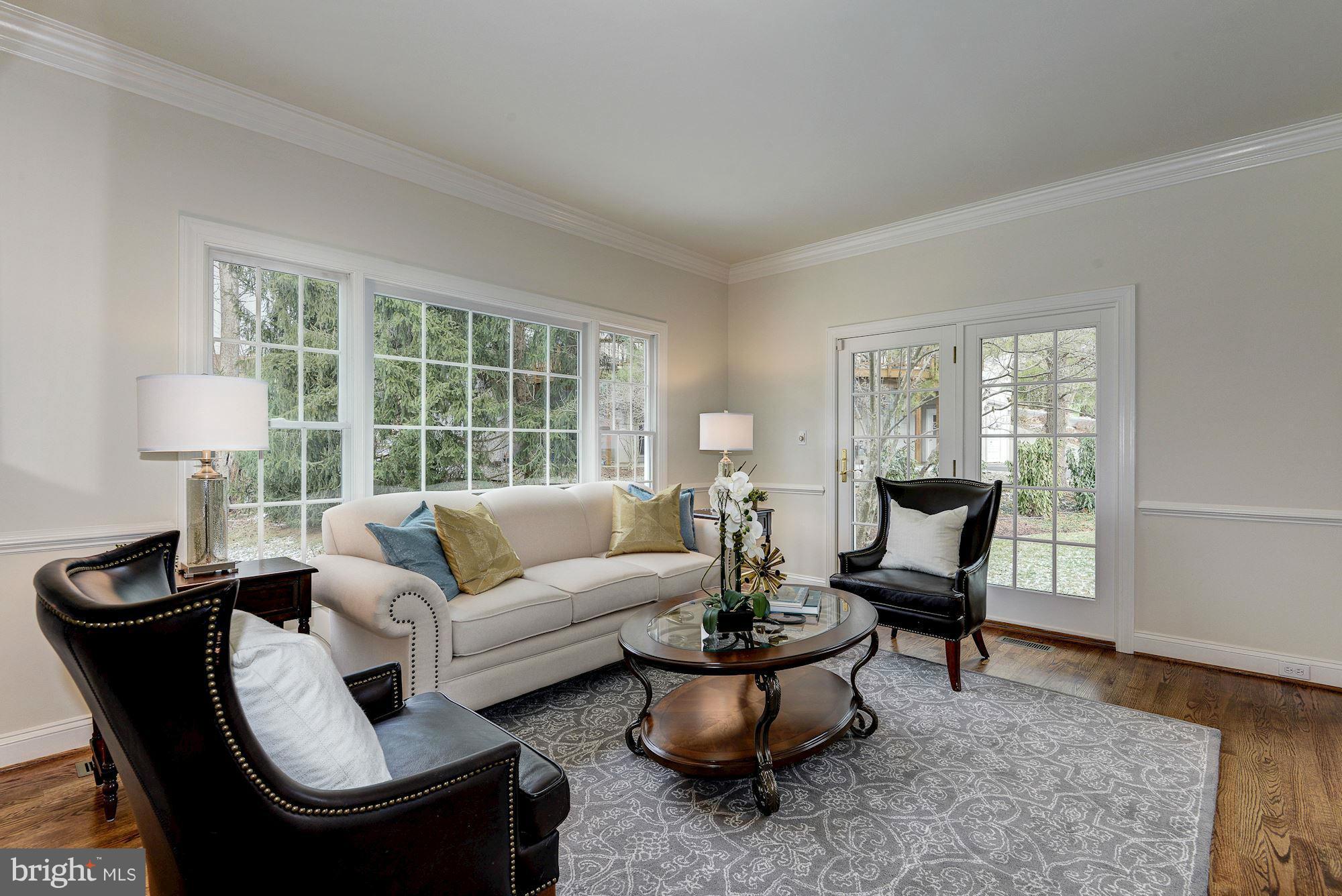 7102 River Road Bethesda, MD 20817 - Photo 3 of 30 Living Room